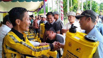 Oky Ohara Sibarani, Caleg DPRD Taput dari Partai Golkar Beri Bantuan Alsintan di Pahae, Taput