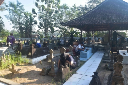Tradisi Membersihkan Makam Pada Kamis Wage Oleh Masyarakat Dusun Padangan