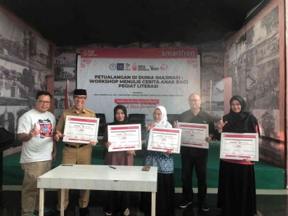 MoU Smartfren Community dan Stakeholder Literasi Dorong Minat Masyarakat Bandung Menulis Cerita Anak