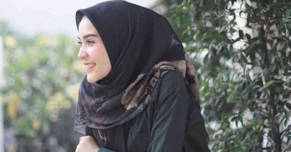Sendiri Perempuan di Sudut Mesjid, Menunggu yang ke Mana: 2 Puisi