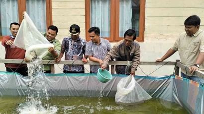 PT TPL Salurkan Bantuan Bibit Ikan Lele 5.000 Ekor dan Pakan 20 Sak di Desa Lintong, Borbor, Toba
