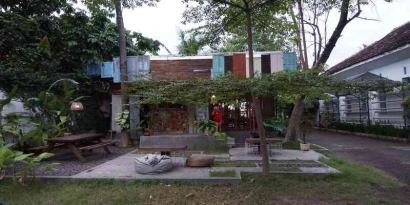 Kafe Pinggir Kota dengan Konsep Green Architecture