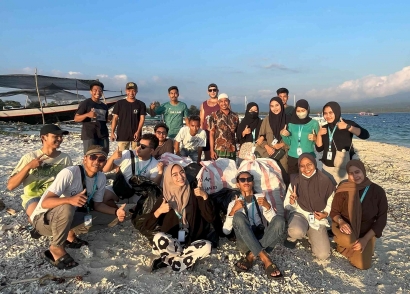 Kolaborasi Clean Up Beach Tim KKN Unram dan G. Air Clean