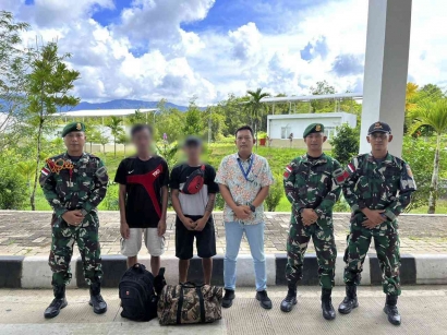Lewati Jalur Tidak Resmi, 2 WNI Diserahkan Kepada Petugas Imigrasi di Badau