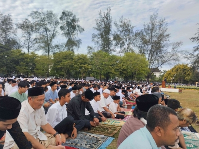 Ribuan Masyarakat Sholat Idul Adha 1444 H di Lapangan Tugu Kopelma Darussalam