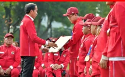 Presiden Jokowi Serahkan Bonus untuk Atlet Juara Umum ASEAN Para Games Kamboja 2023