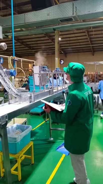 Mahasiswa Teknik Industri Untag Surabaya Membuat Metode Pengendalian Kualitas di Perusahaan Makanan
