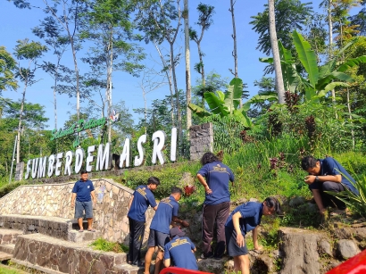 Kelompok KKN UM Kerja Bakti Membersihkan Taman Desa Sumberdem, Kecamatan Wonosari, Kabupaten Malang