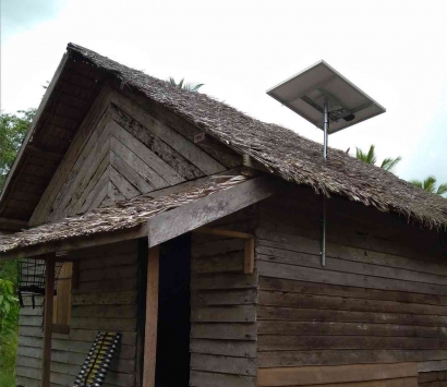 Manfaat PLTS Atap bagi Kehidupan "Mbah Setu" di Kebun Sawit
