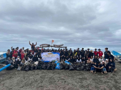 Kolaborasi dengan Masyarakat, Tim KKN-T IPB Gelar Aksi Coastal Clean-Up di Pantai Heppiii Ayamputih