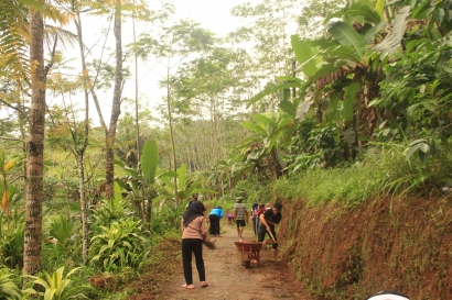 Membangun Indonesia dari Desa: Kerja Bakti Masyarakat Dusun Sirebut bersama Mahasiswa UNNES GIAT 5