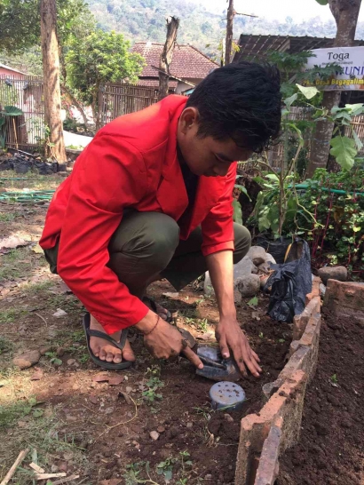 Mahasiswa KKN UNTAG Membantu Warga Desa Begaganlimo dalam Menerapkan Lubang Resapan Biopori