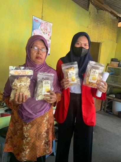 Mahasiswa KKN Untag Surabaya Pengembangan Pelaku UMKM dalam Memberikan Inovasi Rasa pada Keripik