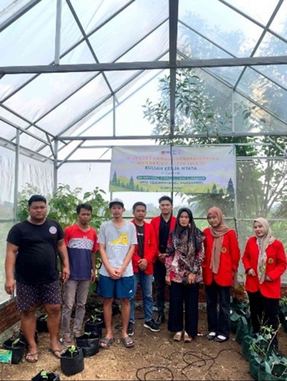 KKN UNTAG Surabaya: Inovasi Penyiraman GreenHouse TOGA di Desa Kebontunggul