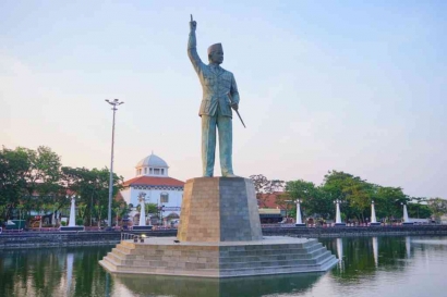 Mengapa Soekarno Begitu Didewakan di Indonesia?