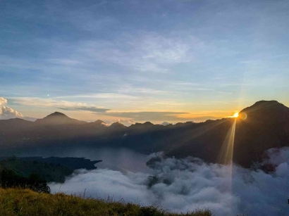 Menyelami Keindahan Gunung Rinjani: Menemukan Ketenangan di Atas Awan