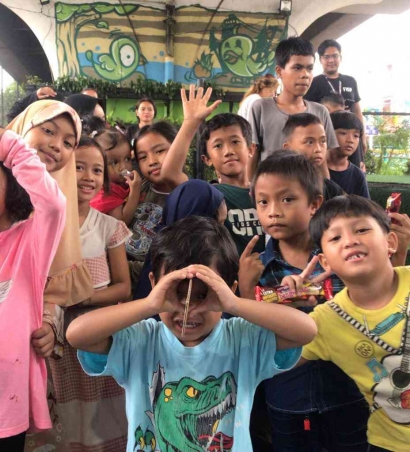 Cerita bersama Anak-anak di Taman Bacaan Masyarakat Kolong Ciputat