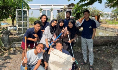 Mahasiswa KKN UM 2023 Melakukan Kerja Bakti pada Taman Refugia di Desa Jatirejoyoso