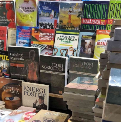 Berburu Buku Murah di Kawasan Blok M Jakarta