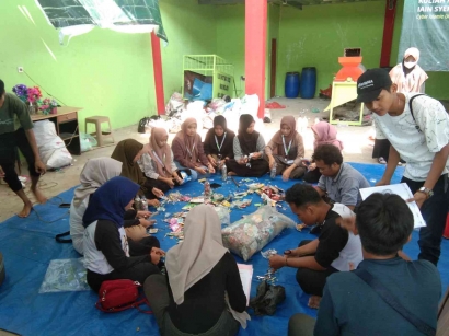 KKN Mandiri bersama KPP Banyu Biru: Memanfaatkan Sampah Plastik Menjadi Ecobrick