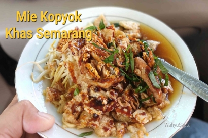 Menikmati Sepiring Mie Kopyok Khas Semarang di Pinggir Jalan