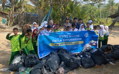 Mahasiswa KKN-T IPB University Melakukan Coastal Clean Up Bersama Siswa SDN 3 Situregen 