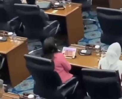 Tertangkap Anggota DPR Bermain Slot Saat Sedang Rapat Paripurna