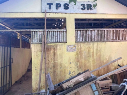 Trasheducation: Gagasan Mahasiswa IPB untuk Mengaktifkan Kembali TPS3R yang Vakum di Kampung Ciomas