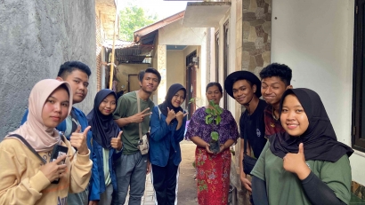 Mahasiswa KKN PMD Desa Lingsar Universitas Mataram Lakukan Pembagian Bibit kepada Masyarakat