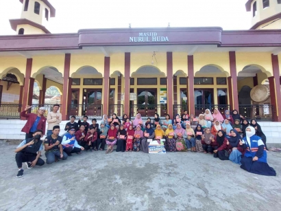 Jum"at Berkah Berbagi: Mahasiswa KKN STKIP Desa Sindangjawa bersama DT Peduli
