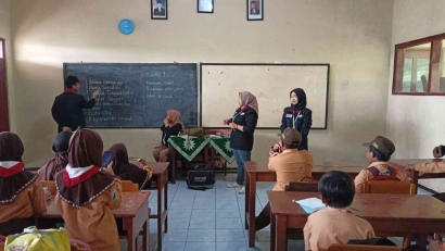 Pengenalan Literasi Digital oleh Mahasiswa UMM Kepada Peserta Didik Mi Nurul Islam Tajinan Maalang