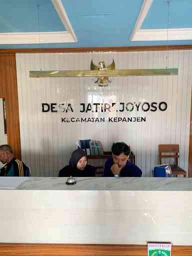 Mahasiswa KKN Universitas Negeri Malang 2023 Rutin Melaksanakan Piket di Balai Desa Jatirejoyoso