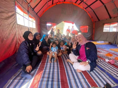 Mahasiswa KKN kolaboratif 176 membantu korban kebakaran di Dusun Krajan Plalangan-kalisat
