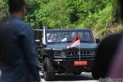Momen Prabowo Subianto Kendarai Mobil Pindad Ranops Maung bersama Erick Thohir