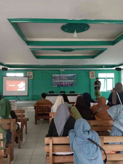 Mahasiswa KKNT IPB University dan Pihak Kesehatan Melakukan Sosialisasi Rabies di Desa Rawabogo