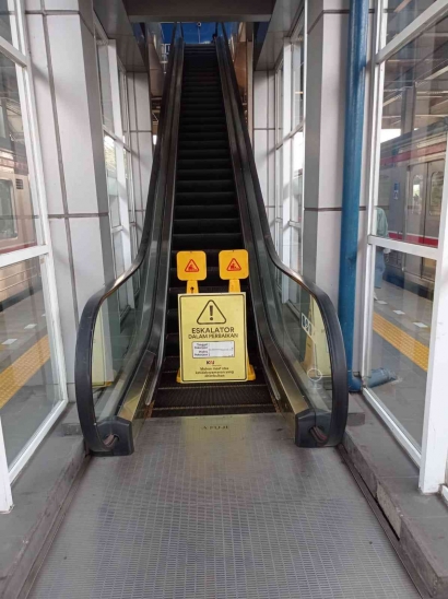 Eskalator di Stasiun Sering Rusak
