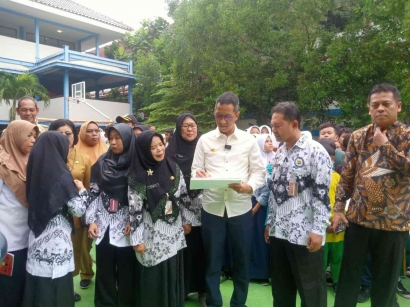 Pj Gubernur DKI Jakarta: Tanam 5 Ketapang, Kunjungi Sekolah, dan RSUD Kepulauan Seribu