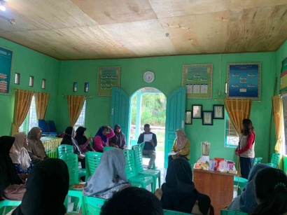 Mahasiswa Kukerta Universitas Riau Mengadakan Penyuluhan Pembuatan Spray Anti Nyamuk