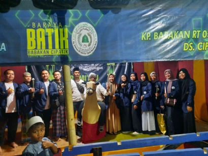 Mahasiswa KKN 244 UIN Bandung Mengadakan Pawai Obor bersama Warga Desa Cipatik