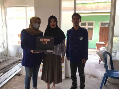 Perancangan Desain dan RAB Pojok Baca Kantor Desa Bicak oleh Tim KKN Universitas Negeri Malang