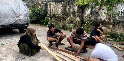 Lestarikan Permainan Tradisional, Mahasiswa KKN Unej Membuat Egrang untuk Desa Condro