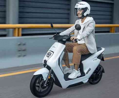 Mengaspal Menuju Masa Depan! Honda Rilis Skuter Listrik di Indonesia dengan Harga Indonesia