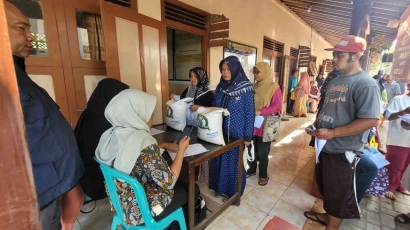 KKN UM Lakukan Pendampingan Pendistribusian Bantuan Pangan 2023 di Desa Talok Kecamatan Turen