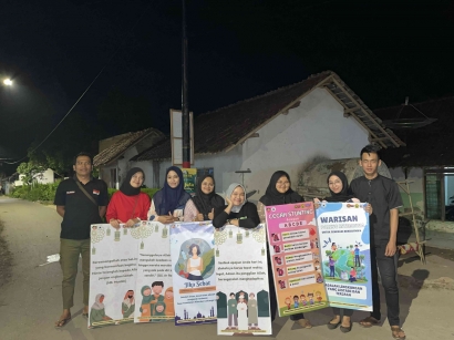 Bersama Remas Masjid Al-Baiturrahmah Tim Promahadesa Melakukan Pemasangan Banner di Dusun Krajan Barat