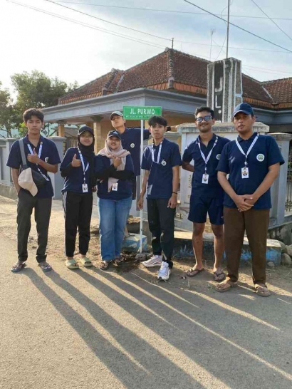 Pemasangan Plang Nama Jalan di Desa Sukorejo oleh Mahasiswa KKN UM
