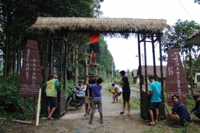 Mahasiswa KKN Universitas Negeri Malang Melakukan Penataan Dusun Sumantoro untuk Menarik 
