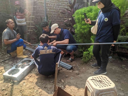 Mahasiswa KKN Universitas Negeri Malang Ikut Serta dalam Pemasangan Biogas di Desa Bicak