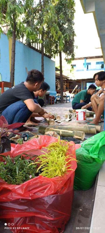 Lestarikan Lingkungan Mahasiswa KKN T 35 Umsida Desa Waru Gelar Penghijauan dengan Metode Bambu