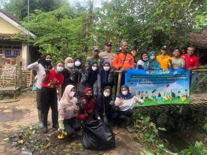 Bersama Warga, Kelompok KKN-K 238 Gotong Royong Membersihkan Sungai