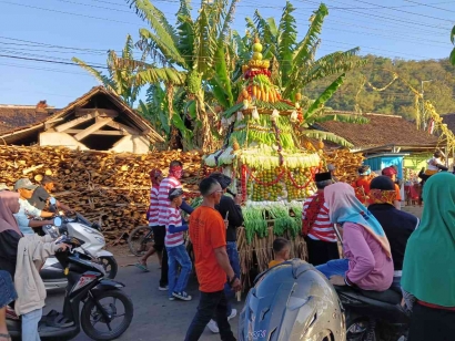 Mahasiswa KKN Kolaborasi Ikut Kirab Budaya di Desa Tanjungsari, Umbulsari, Jember